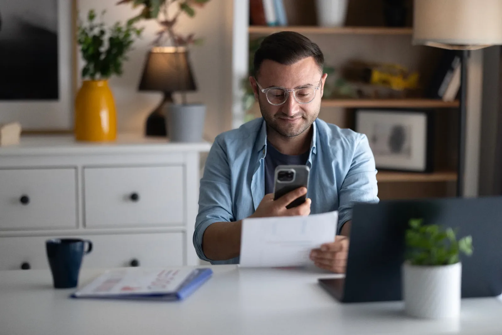 Colaborador firmando un documento desde el celular