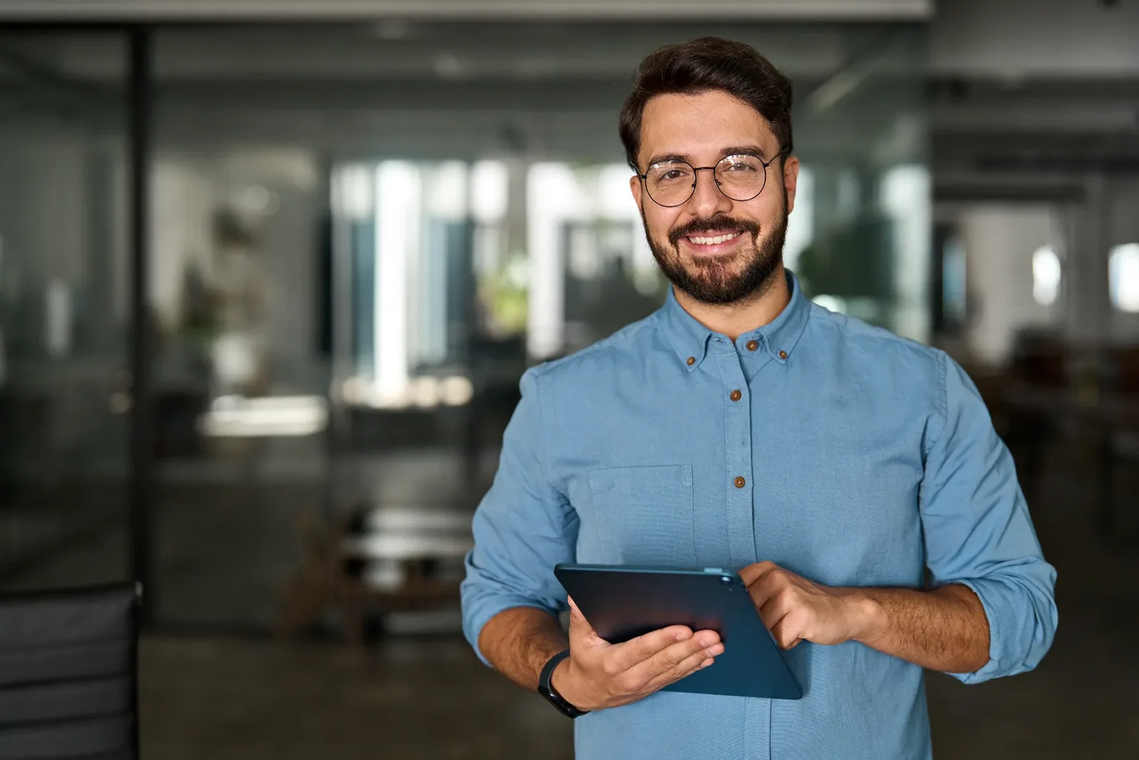 Responsable gestionando entregas automatizadas con Naaloo